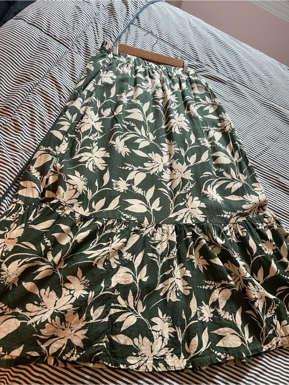 Abercrombie Linen-Blend Tiered Maxi Skirt (M) - Picture 3 of 4